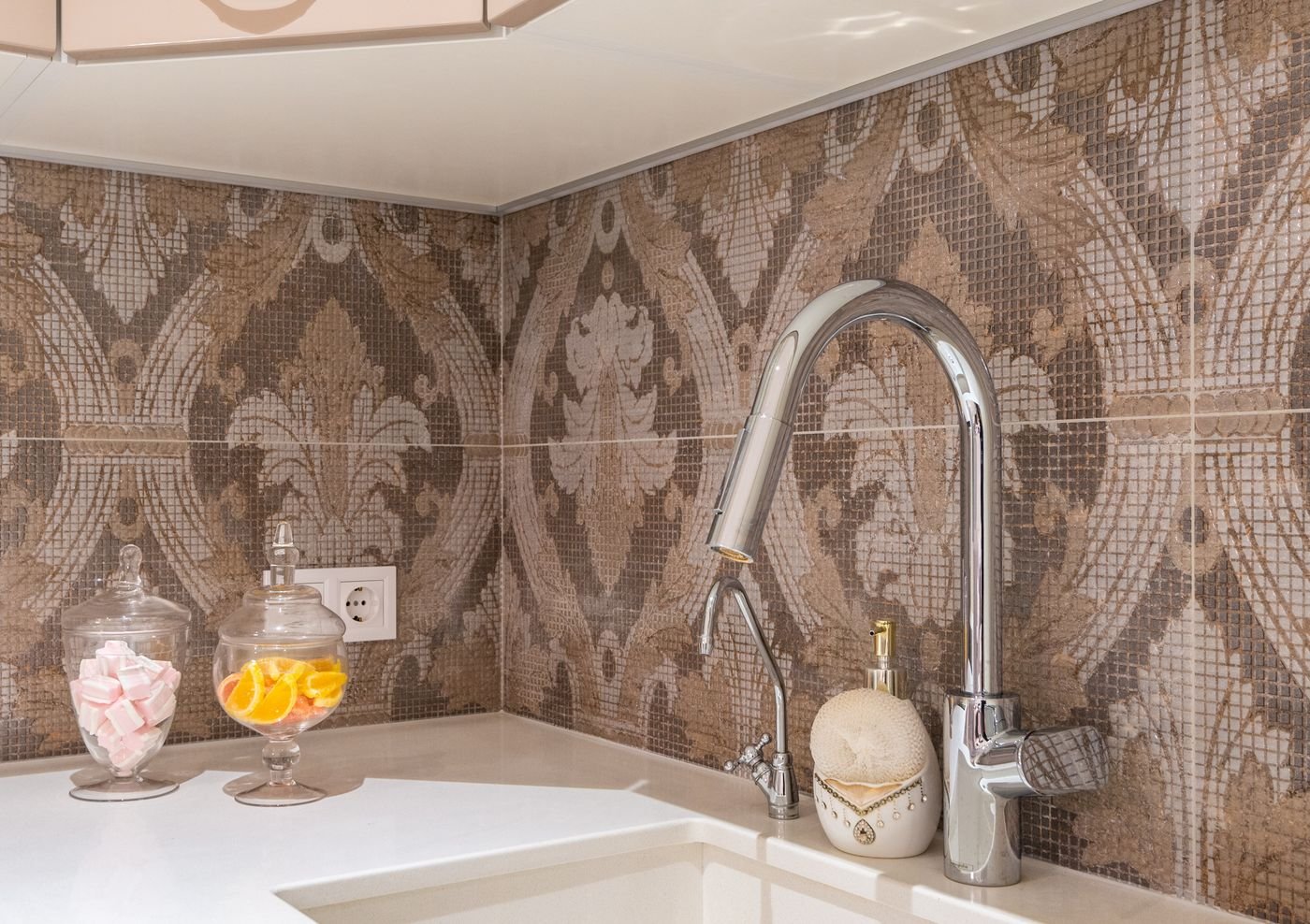 Kitchen with decorative geometric ceramic tiled backsplash