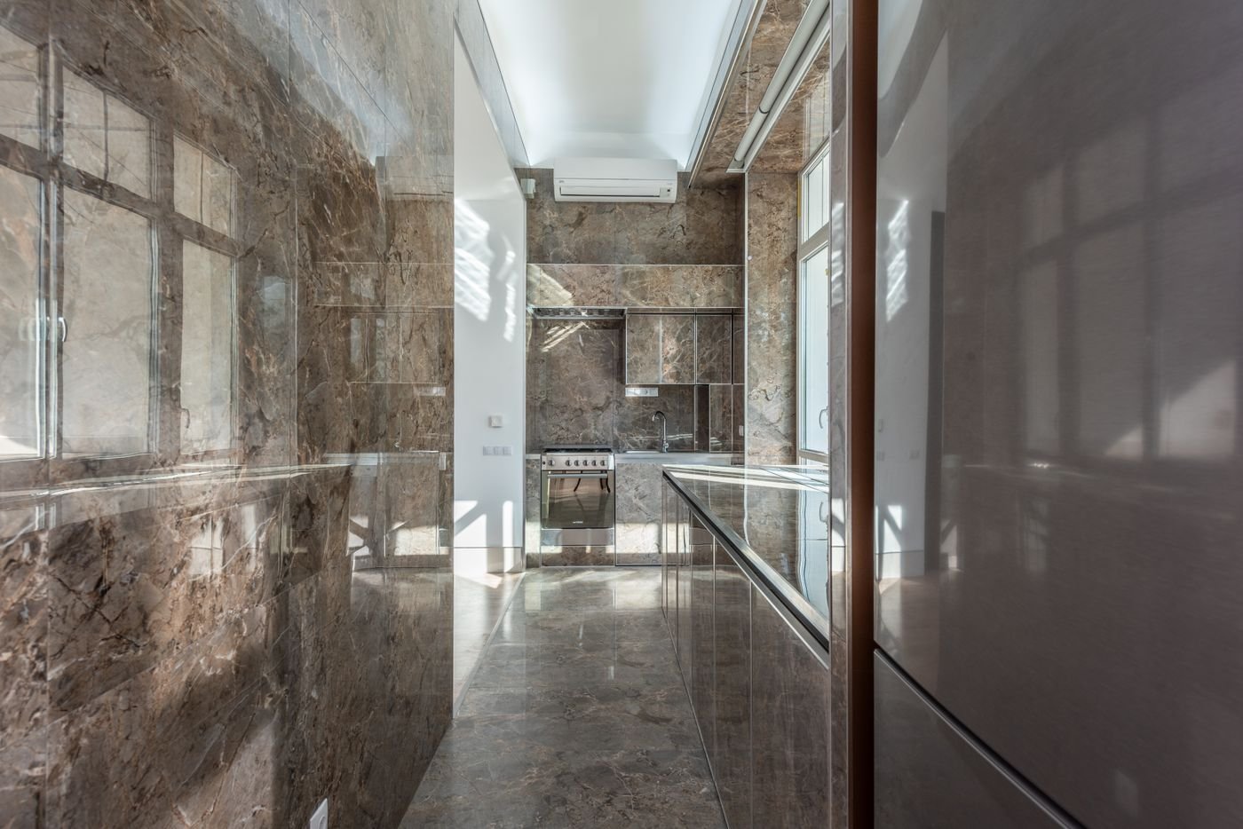 Modern kitchen with marble-effect tile finishes