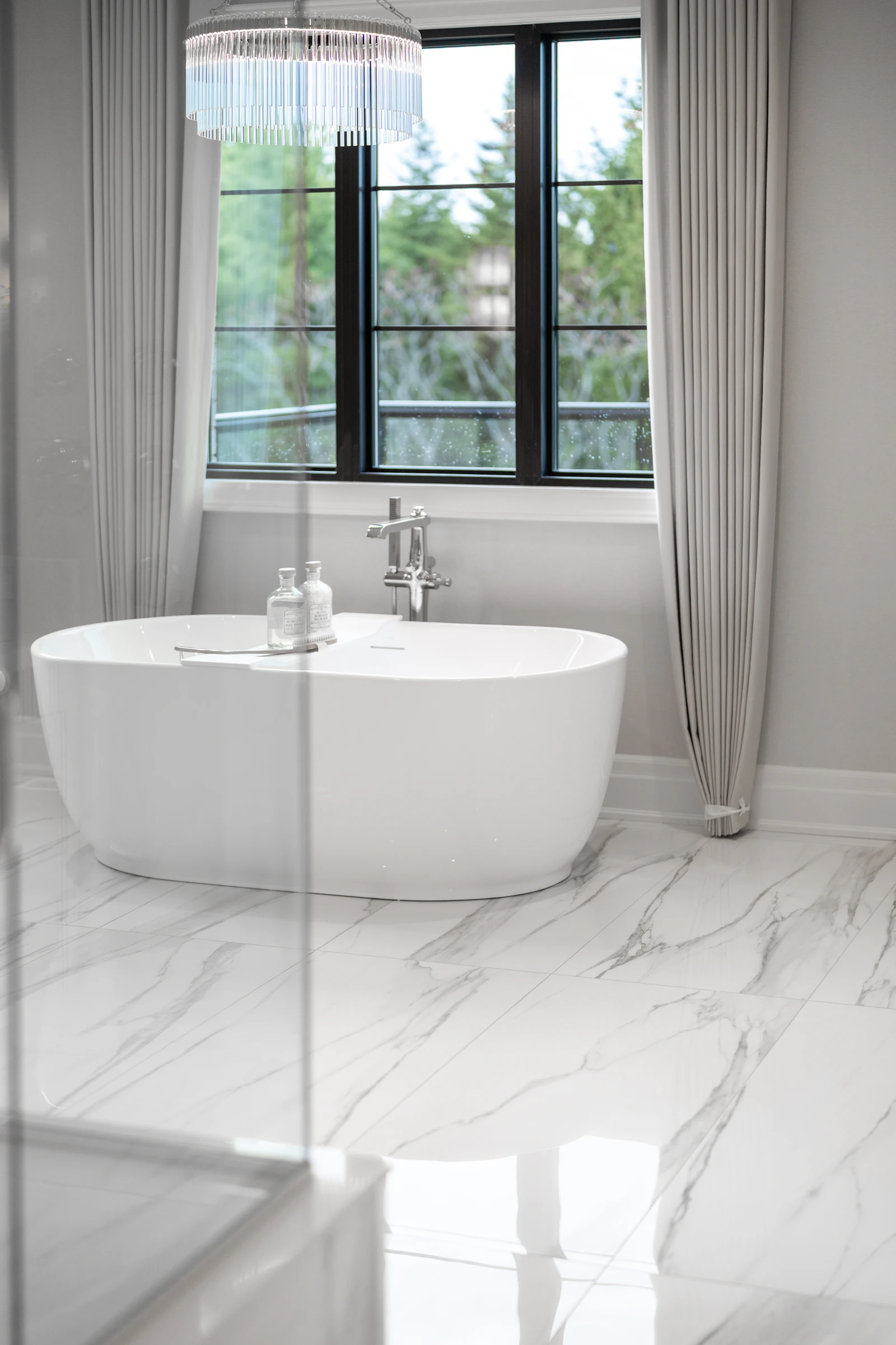 Bright marble-look bathroom floor design inspiration; not a verified installation of RJ-DG-003